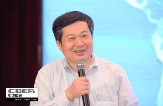 圖為中科院物理研究所常務副主任、研究員黃學杰發表主題演講.jpg