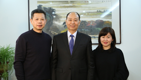 圖為風(fēng)帆有限責(zé)任公司董事長、黨委書記劉寶生與《新能源1+1》節(jié)目制作團(tuán)隊合影
