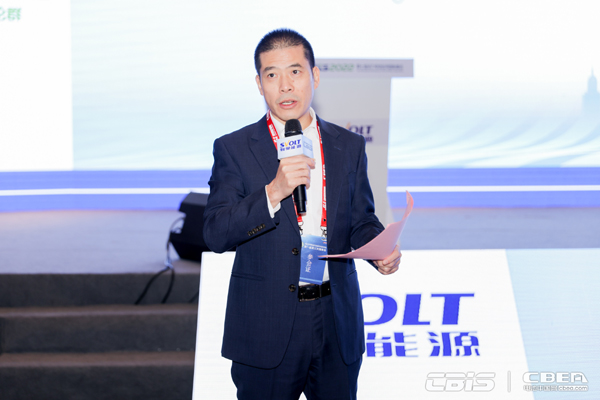 動(dòng)力電池應(yīng)用分會(huì)專家委員會(huì)副主任委員劉斐主持“蜂巢能源專場(chǎng)：開拓·共贏新能源全球市場(chǎng)”